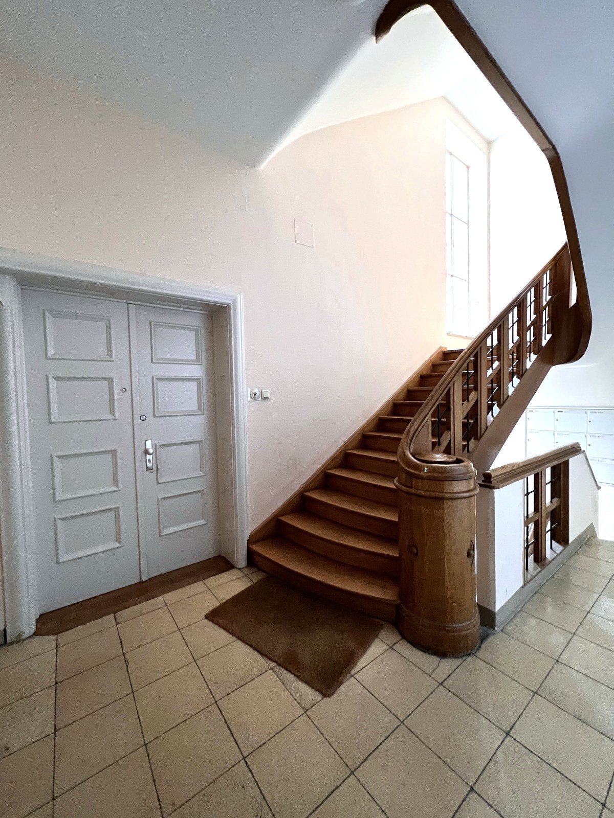 Treppenhaus Praxisgebäude Psychotherapie Adler München